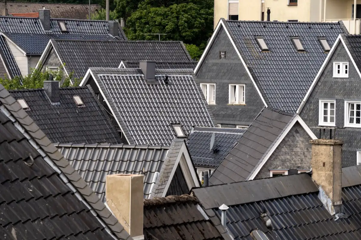 Steep roof eaves and gutter lines on houses in Temecula, CA